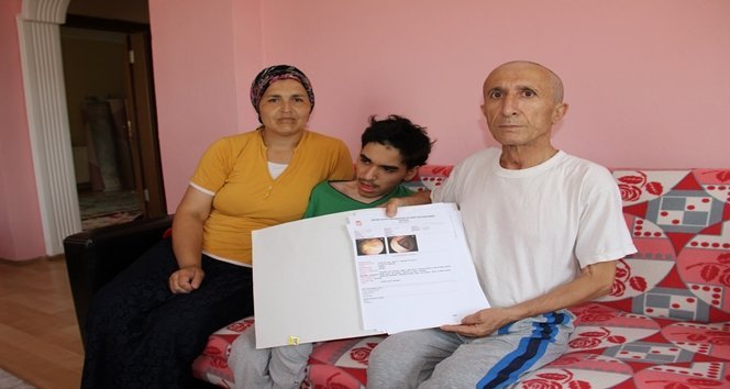 KANSER OLMASINA RAĞMEN ÇOCUKLARINI OKUTMAK İÇİN ÇAYCILIK YAPIYOR