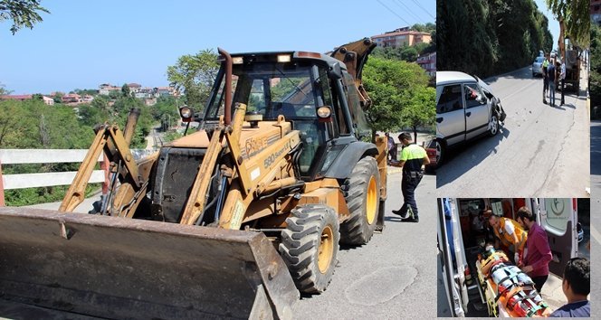 OTOMOBİL İŞ MAKİNESİNE ÇARPTI: 3 YARALI