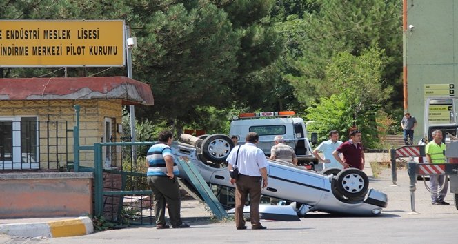 YOKUŞ AŞAĞI KAYAN OTOMOBİL, OKUL DUVARINA ÇARPARAK TAKLA ATTI