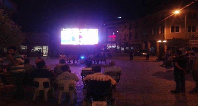 ÇAYCUMA BELEDİYESİ DEV EKRANDAN MAÇ YAYINI VERDİ