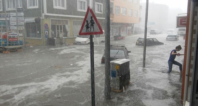 15 DAKİKALIK DOLU VE YAĞMUR CADDELERİ GÖLE ÇEVİRDİ