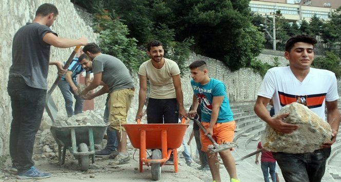ZONGULDAK KÖMÜRSPOR TARAFTARLARI STATLARININ YENİ SEZONA YETİŞMESİ İÇİN ÇALIŞMALARA YARDIM EDİYOR. (MURAT KÜÇÜK/ZONGULDAK-İHA)