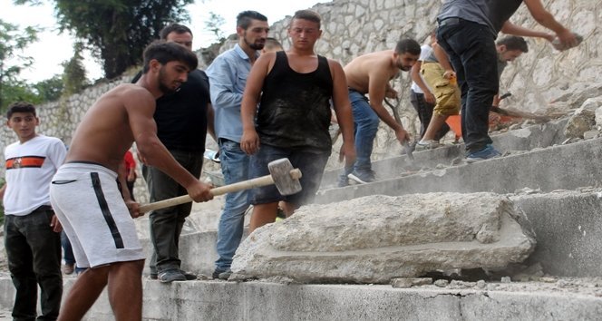 ZONGULDAKSPOR TARAFTARI GÖNÜLLÜ OLARAK STAT İNŞAATINDA ÇALIŞIYOR