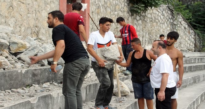 GENCİNDEN YAŞLISINA TARAFTAR TAKIMLARI İÇİN ÇALIŞIYOR. (MURAT KÜÇÜK/ZONGULDAK-İHA)
