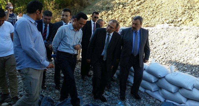 VALİ KABAN VE BERABERİNDEKİ HEYET HEYELAN BÖLGESİNDE