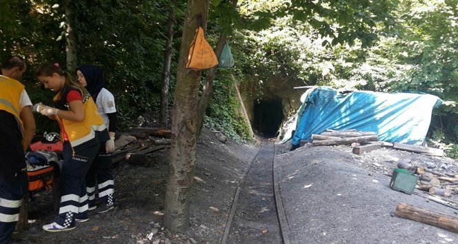 ZONGULDAK’TA KAÇAK BİR MADEN OCAĞINDA METAN GAZI ZEHİRLENMESİ MEYDANA GELDİ. YAKLAŞIK 60 METRE DERİNLİKTE MAHSUR KALAN İKİ İŞÇİYİ KURTARMA ÇALIŞMALARI SÜRÜYOR. (MURAT KÜÇÜK - ONUR ALTINDAĞ/ZONGULDAK-İHA)