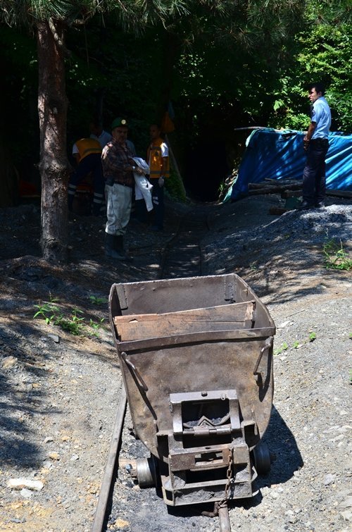 ZONGULDAK’TA KAÇAK BİR MADEN OCAĞINDA METAN GAZI ZEHİRLENMESİ MEYDANA GELDİ. YAKLAŞIK 60 METRE DERİNLİKTE MAHSUR KALAN İKİ İŞÇİYİ KURTARMA ÇALIŞMALARI SÜRÜYOR. (MURAT KÜÇÜK - ONUR ALTINDAĞ/ZONGULDAK-İHA)