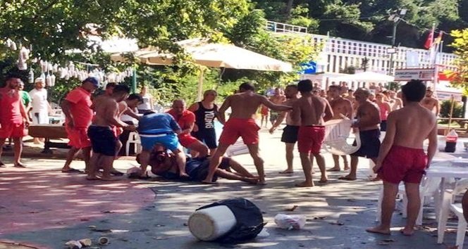 DONLA DENİZE GİRME KAVGASI: 1 YARALI