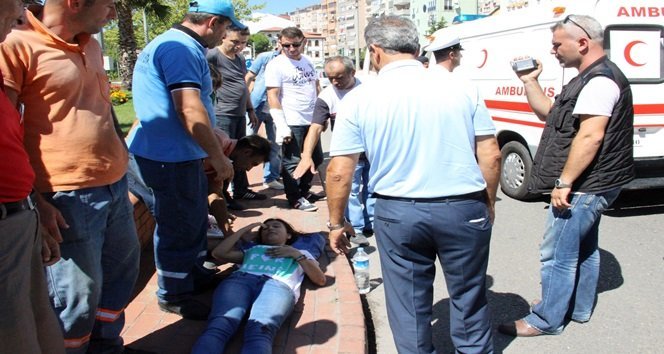 ÇÖP KAMYONUNUN ÇARPTIĞI YARALI ÇOCUKLARA ASKERLER MÜDAHALE ETTİ