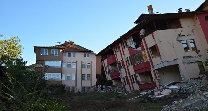 BİR MAHALLEYİ SAVAŞ DEĞİL HEYELAN YIKTI