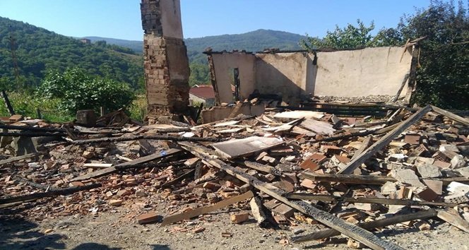 3 KATLI AHŞAP EV KÜL OLDU