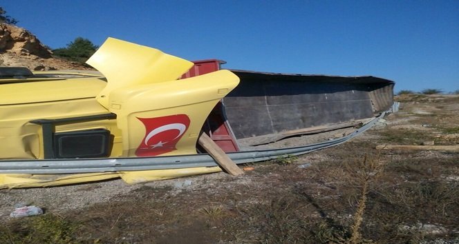 MERMER YÜKLÜ TIR DEVRİLDİ: 1 YARALI