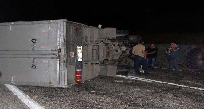ZONGULDAK’IN ÇAYCUMA İLÇESİNE BAĞLI PERŞEMBE-NEBİOĞLU KARAYOLUNDA, KAMYONETİN TRAKTÖRE ÇARPMASI SONUCU MEYDANA GELEN KAZADA 1'İ AĞIR TOPLAM 5 KİŞİ YARALANDI. (ERCAN KARAKUŞ/ZONGULDAK-İHA)