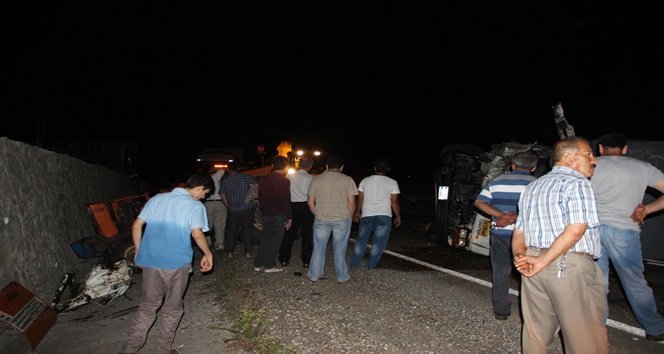 (ÖZEL HABER) YANMAYAN REFLEKTÖR LAMBASI KAZAYA SEBEP OLDU: 1 AĞIR, 5 YARALI