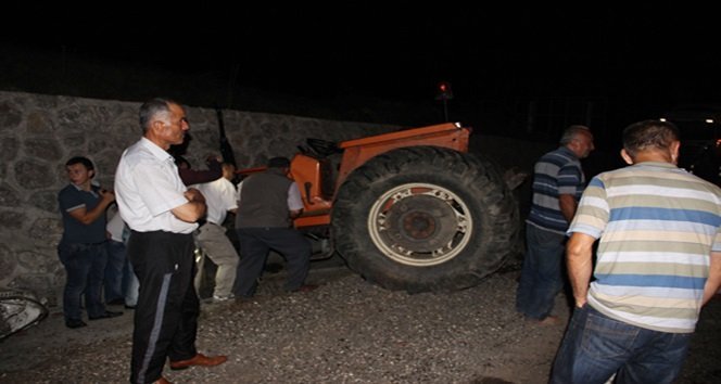 ZONGULDAK’IN ÇAYCUMA İLÇESİNE BAĞLI PERŞEMBE-NEBİOĞLU KARAYOLUNDA, KAMYONETİN TRAKTÖRE ÇARPMASI SONUCU MEYDANA GELEN KAZADA 1'İ AĞIR TOPLAM 5 KİŞİ YARALANDI. (ERCAN KARAKUŞ/ZONGULDAK-İHA)