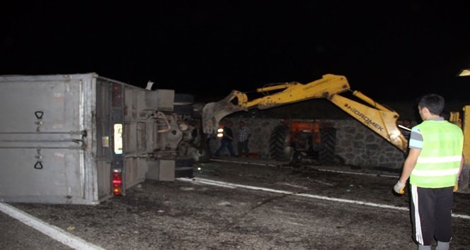 ÇAYCUMADA YANMAYAN REFLEKTÖR LAMBASI KAZA GETİRDİ. (ERCAN KARAKUŞ/ZONGULDAK-İHA)