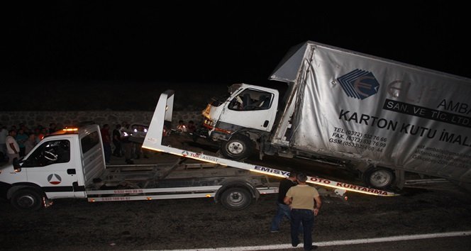 YOLA DEVRİLEN KAMYONET ÇEKİCİYLE OLAY YERİNDEN ALINDI. (ERCAN KARAKUŞ/ZONGULDAK-İHA)
