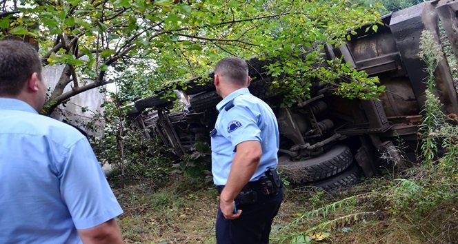 BAHÇELERİNE UÇAN KAMYONUN GÜRÜLTÜSÜ İLE SOKAĞA FIRLADILAR ZONGULDAK’TA KAMYON, 5 METRE YÜKSEKLİKTEN EVİN BAHÇESİNE UÇTU GÜRÜLTÜYÜ DEPREM SANIP SOKAĞA FIRLAYAN EV SAHİPLERİ İSE BİR SÜRE OLAYIN ŞOKUNU ÜZERLERİNDEN ATAMADI