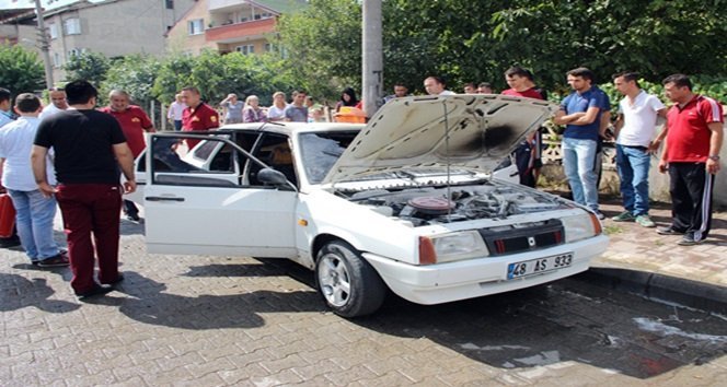 ARAÇTA MADDİ HASAR MEYDANA GELDİ. (ERCAN KARAKUŞ/ZONGULDAK-İHA)