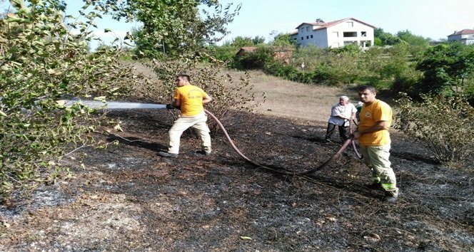 YANGIN EVLERE SIÇRAMADAN SÖNDÜRÜLDÜ