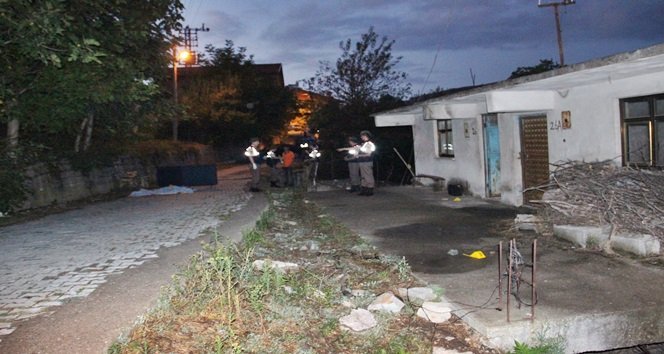 KARDEŞLER ÖNCE EVİN ÖNÜNDE TARTIŞIP KAVGA ETTİ ARDINDANDA DURSUN KARAKUŞ AV TÜFEĞİ İLE MEHMET KARAKUŞ'U ÖLDÜRDÜ. (VEDAT KILIÇ/ZONGULDAK-İHA)