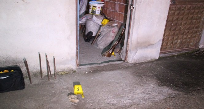 JANDARMA EKİPLERİ OLAYDA KULLANILDIĞI İDDİA EDİLEN AV TÜFEĞİ, BALTA VE TAŞ GİBİ DELİLLERE EL KOYDU. (VEDAT KILIÇ/ZONGULDAK-İHA)