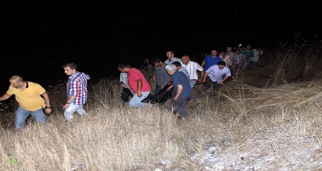 NÖBETÇİ SAVCI TARAFINDAN OLAY YERİNDE YAPILAN İLK İNCELEMENİN ARDINDAN AŞKIN'IN CESEDİ BULUNDUĞU YERDEN CENAZE ARACINA KADAR GÜÇLÜKLE TAŞINDI. (YASİN ERDEM/KARABÜK-İHA)