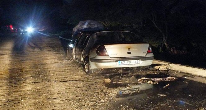 PERŞEMBE KOZCAĞIZ YOLUNDA ARAÇ ALEV ALARAK KULLANILMAZ HALE GELDİ. (EMRAH YILDIZ/ZONGULDAK-İHA)