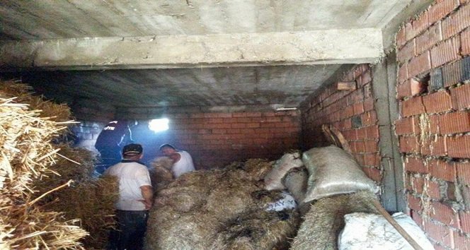 ZONGULDAK'IN ÇAYCUMA İLÇESİNDE KAYNAK MAKİNESİNDEN SIÇRAYAN KIVILCIM YANGINA SEBEP OLDU. (EMRAH YILDIZ/ZONGULDAK-İHA)