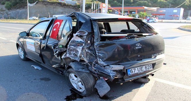 İŞÇİ SERVİSİNİN ÇARPTIĞI OTOMOBİL KAZA SONRASI KULLANILAMAZ HALE GELDİ. (VEDAT KILIÇ/ZONGULDAK-İHA)