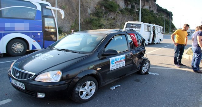 KDZ. EREĞLİ'DE SÜRÜCÜ ADAYININ KULLANDIĞI OTOMOBİL İLE İŞÇİ SERVİSİ ÇARPIŞTI. (VEDAT KILIÇ/ZONGULDAK-İHA)