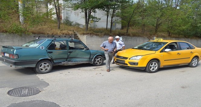 TİCARİ TAKSİ İLE OTOMOBİL ÇARPIŞTI: 1 YARALI