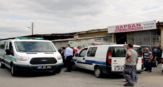 ZONGULDAK'TA BİR İŞ ADAMI, MOBİLYA İMALATHANESİNDEKİ BÜROSUNDA KENDİNİ İPLE ASARAK İNTİHAR ETTİ. OLAY YERİNE GELEN EKİPLER SORUŞTURMA BAŞLATTI. (ERCAN KARAKUŞ/ZONGULDAK-İHA)