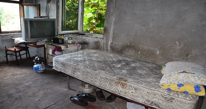 ZONGULDAK’TA HARABE HALİNDEKİ EVDE TEK BAŞINA YAŞAYAN VE BUGÜN HUZUREVİNE YERLEŞECEK OLAN ŞAHIS, EVİNDE ÖLÜ BULUNDU. (SERTAÇ ÖZDEMİR/ZONGULDAK-İHA)