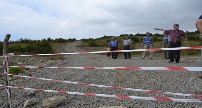 YOLA KAZIK ÇAKARAK TRAFİĞE KAPATTI