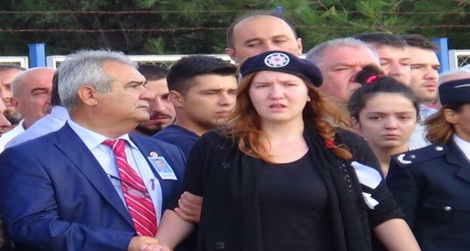 MARDİN’İN NUSAYBİN İLÇESİNDE TERÖR ÖRGÜTÜ PKK TARAFINDAN HAİN BİR PUSUDA ŞEHİT EDİLEN POLİS MEMURU ÇAĞDAŞ ARSLAN'IN CENAZESİ ZONGULDAK'A GETİRİLDİ. ŞEHİT POLİSİ KIZ KARDEŞİ POLİS ŞAPKASIYLA KARŞILADI. (EMRAH YILDIZ - ERCAN KARAKUŞ/ZONGULDAK-İHA)