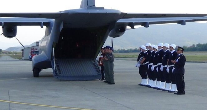MARDİN’İN NUSAYBİN İLÇESİNDE TERÖR ÖRGÜTÜ PKK TARAFINDAN HAİN BİR PUSUDA ŞEHİT EDİLEN POLİS MEMURU ÇAĞDAŞ ARSLAN'IN CENAZESİ ZONGULDAK'A GETİRİLDİ. ŞEHİT POLİSİ KIZ KARDEŞİ POLİS ŞAPKASIYLA KARŞILADI. (EMRAH YILDIZ - ERCAN KARAKUŞ/ZONGULDAK-İHA)