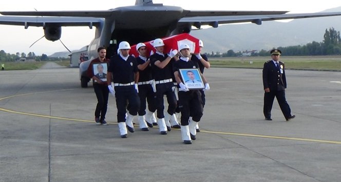 MARDİN’İN NUSAYBİN İLÇESİNDE TERÖR ÖRGÜTÜ PKK TARAFINDAN HAİN BİR PUSUDA ŞEHİT EDİLEN POLİS MEMURU ÇAĞDAŞ ARSLAN'IN CENAZESİ ZONGULDAK'A GETİRİLDİ. ŞEHİT POLİSİ KIZ KARDEŞİ POLİS ŞAPKASIYLA KARŞILADI. (EMRAH YILDIZ - ERCAN KARAKUŞ/ZONGULDAK-İHA)