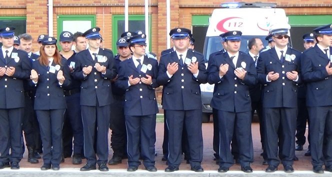 MARDİN’İN NUSAYBİN İLÇESİNDE TERÖR ÖRGÜTÜ PKK TARAFINDAN HAİN BİR PUSUDA ŞEHİT EDİLEN POLİS MEMURU ÇAĞDAŞ ARSLAN'IN CENAZESİ ZONGULDAK'A GETİRİLDİ. ŞEHİT POLİSİ KIZ KARDEŞİ POLİS ŞAPKASIYLA KARŞILADI. (EMRAH YILDIZ - ERCAN KARAKUŞ/ZONGULDAK-İHA)