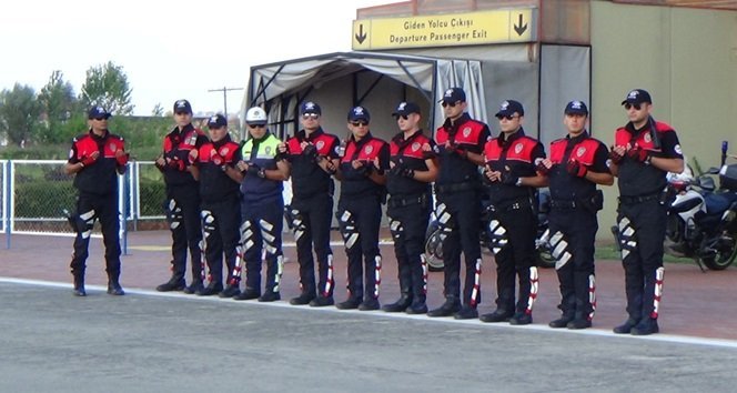 MARDİN’İN NUSAYBİN İLÇESİNDE TERÖR ÖRGÜTÜ PKK TARAFINDAN HAİN BİR PUSUDA ŞEHİT EDİLEN POLİS MEMURU ÇAĞDAŞ ARSLAN'IN CENAZESİ ZONGULDAK'A GETİRİLDİ. ŞEHİT POLİSİ KIZ KARDEŞİ POLİS ŞAPKASIYLA KARŞILADI. (EMRAH YILDIZ - ERCAN KARAKUŞ/ZONGULDAK-İHA)