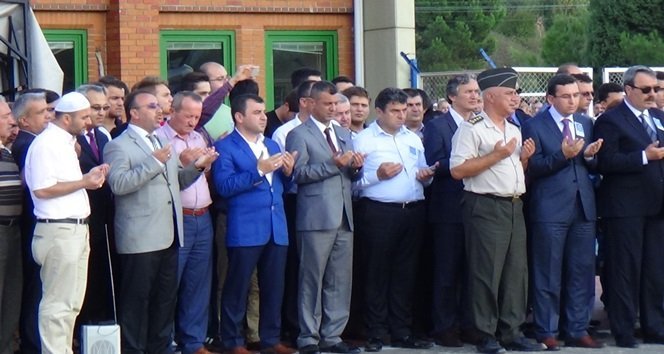 MARDİN’İN NUSAYBİN İLÇESİNDE TERÖR ÖRGÜTÜ PKK TARAFINDAN HAİN BİR PUSUDA ŞEHİT EDİLEN POLİS MEMURU ÇAĞDAŞ ARSLAN'IN CENAZESİ ZONGULDAK'A GETİRİLDİ. ŞEHİT POLİSİ KIZ KARDEŞİ POLİS ŞAPKASIYLA KARŞILADI. (EMRAH YILDIZ - ERCAN KARAKUŞ/ZONGULDAK-İHA)