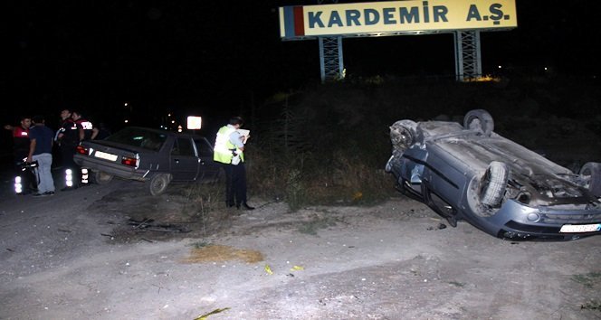 POLİSTEN KAÇAN ALKOLLÜ SÜRÜCÜ PARK HALİNDEKİ ARACA ÇARPTI: 2 YARALI
