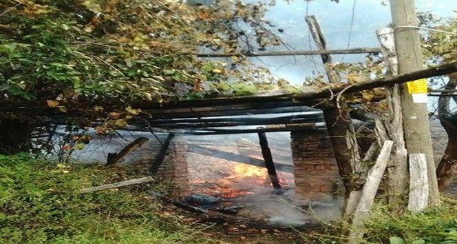 KUMLUCA’DA ÇIKAN YANGINDA BİR EV KÜL OLDU