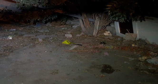 MEYVE BIÇAĞI İLE 3 KİŞİYİ YARALAYAN ŞEVKET DURSUN, OLAY YERİNDEN KAÇARKEN ATTIĞI BIÇAĞI POLİS EKİPLERİ KÜMES İÇERSİNDE BULDU. (SAMET OĞUZHAN DOĞAN - YASİN ERDEM/KARABÜK-İHA)