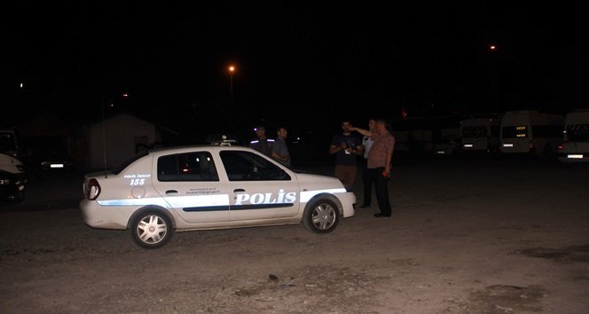 MEYDANA  GELEN OLAY SONRASI KAVGAYA KARIŞAN 3 KİŞİ İLE BABASINA SALDIRAN ŞAHISLARIN ARACINA TAŞLA SALDIRAN BİR KİŞİ GÖZALTINA ALINDI. (SAMET OĞUZHAN DOĞAN - YASİN ERDEM/KARABÜK-İHA)