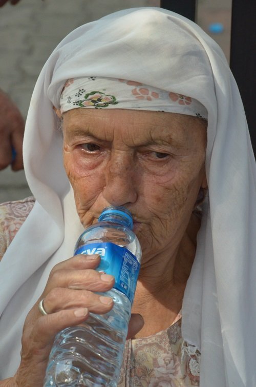 ZONGULDAK’TA MAAŞINI ÇEKMEK İÇİN BANKAYA AİT ATM ÖNÜNE GELEN YAŞLI BİR KADIN, KARTINI ÇALDIRDIĞINI SANINCA AĞLAMAYA BAŞLADI. POLİSİN GELMESİYLE BİRLİKTE GERÇEK ORTAYA ÇIKTI. (ONUR ALTINDAĞ - UFUK DURAK/ZONGULDAK-İHA)