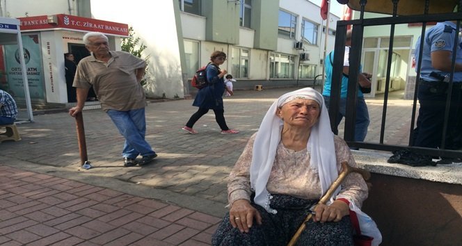 MAAŞ KARTINI ÇALDIRDIĞINI SANAN YAŞLI KADIN GÖZYAŞLARINA BOĞULDU