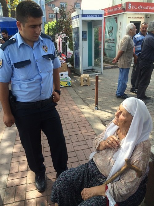 ZONGULDAK’TA MAAŞINI ÇEKMEK İÇİN BANKAYA AİT ATM ÖNÜNE GELEN YAŞLI BİR KADIN, KARTINI ÇALDIRDIĞINI SANINCA AĞLAMAYA BAŞLADI. POLİSİN GELMESİYLE BİRLİKTE GERÇEK ORTAYA ÇIKTI. (ONUR ALTINDAĞ - UFUK DURAK/ZONGULDAK-İHA)