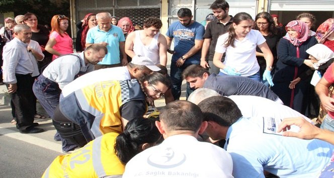 ZONGULDAK’IN EREĞLİ İLÇESİNDE EVİNE GİTMEK İÇİN YOLUN KARŞISINA GEÇMEK İSTEYEN YAŞLI ADAM, BİR OTOMOBİLİN ÇARPMASI SONUCU HAYATINI KAYBETTİ. (VEDAT KILIÇ/ZONGULDAK-İHA)