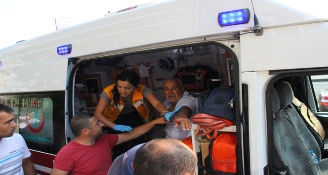 KULLANDIĞI HAFİF TİCARİ KAMYONET İLE 78 YAŞINDAKİ HASAN ARSLAN'A ÇARPARAK ÖLÜMÜNE NEDEN OLAN SÜRÜCÜ İBRAHİM A. OLAY SONRASI ŞOKA GİRDİ. (VEDAT KILIÇ/ZONGULDAK-İHA)